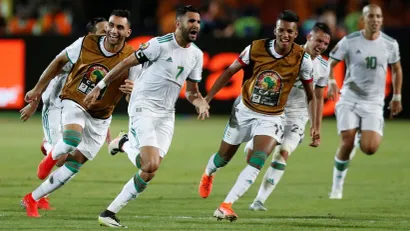 Kapiten Alžira Rijad Marez proslavlja gol sa saigračima